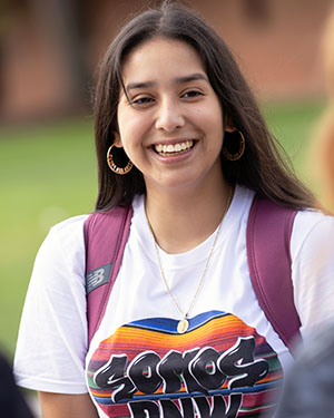 A PNW student wears a Somos PNW t-shirt.