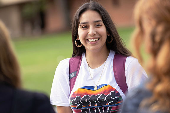 A PNW student wears a Somos PNW t-shirt.