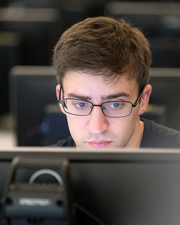 A PNW student looks at a computer