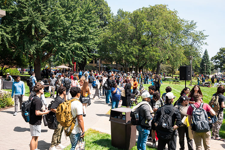 People crowd sidewalks on the Hammond Campus during a Welcome Rally