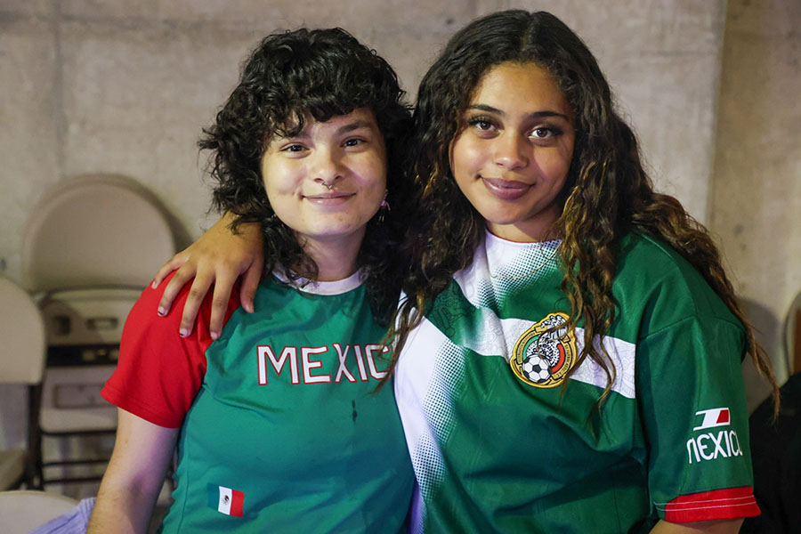 Dos personas con camisetas de fútbol de México posan juntas