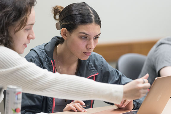 PNW business students collaborate on a project